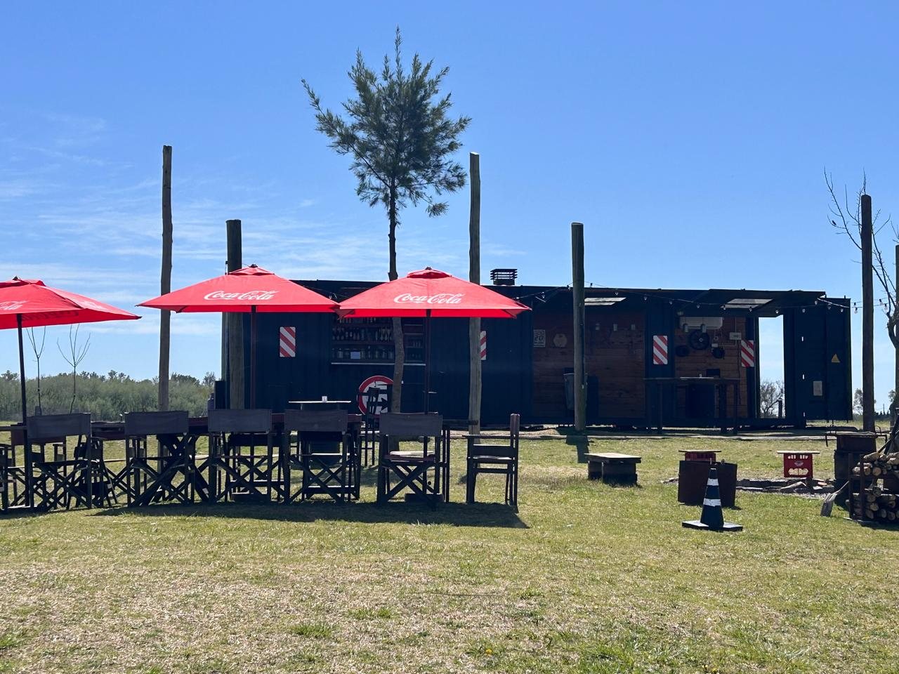 El frente del bar con su deck