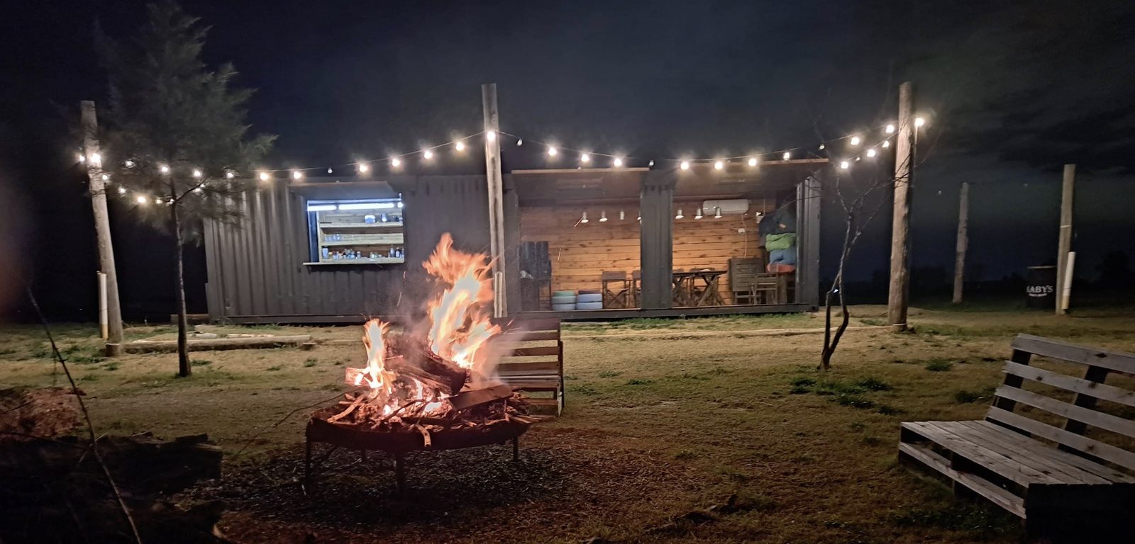 Fogón encendido de noche junto a la laguna