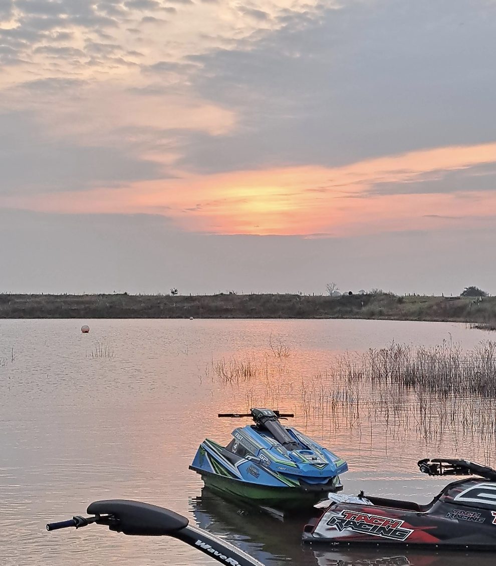 Motos de agua en la laguna al atardecer